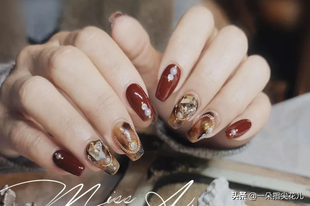 琥珀晕染美甲款式教程,琥珀焦糖色棋盘格晕染美甲