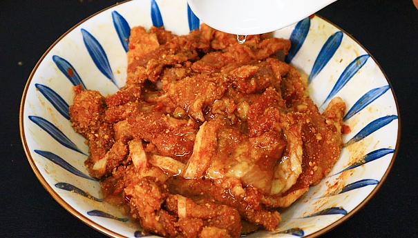 这应该是粉蒸肉最简单的做法，不用炒不用泡，肉片软糯，香而不腻