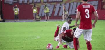 足球剪刀腿两人受伤,最悲壮的犯规郑智