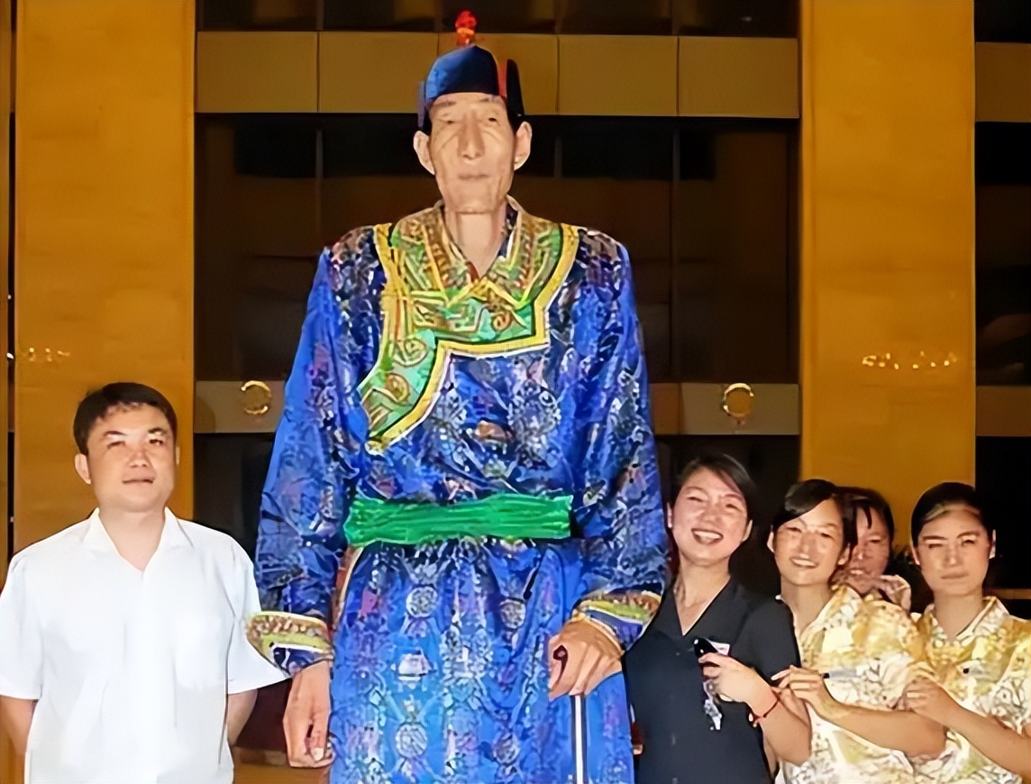中国第一巨人鲍喜顺，不听医生忠告执意生育，如今儿子身高多少？