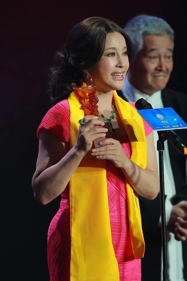 刘晓庆穿丝绒短裙,刘晓庆减龄小碎花连衣裙