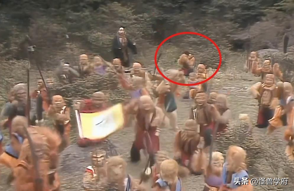 输血管跟电线杆都还能忍，但那个玩手机的，真拿观众当傻子不成？