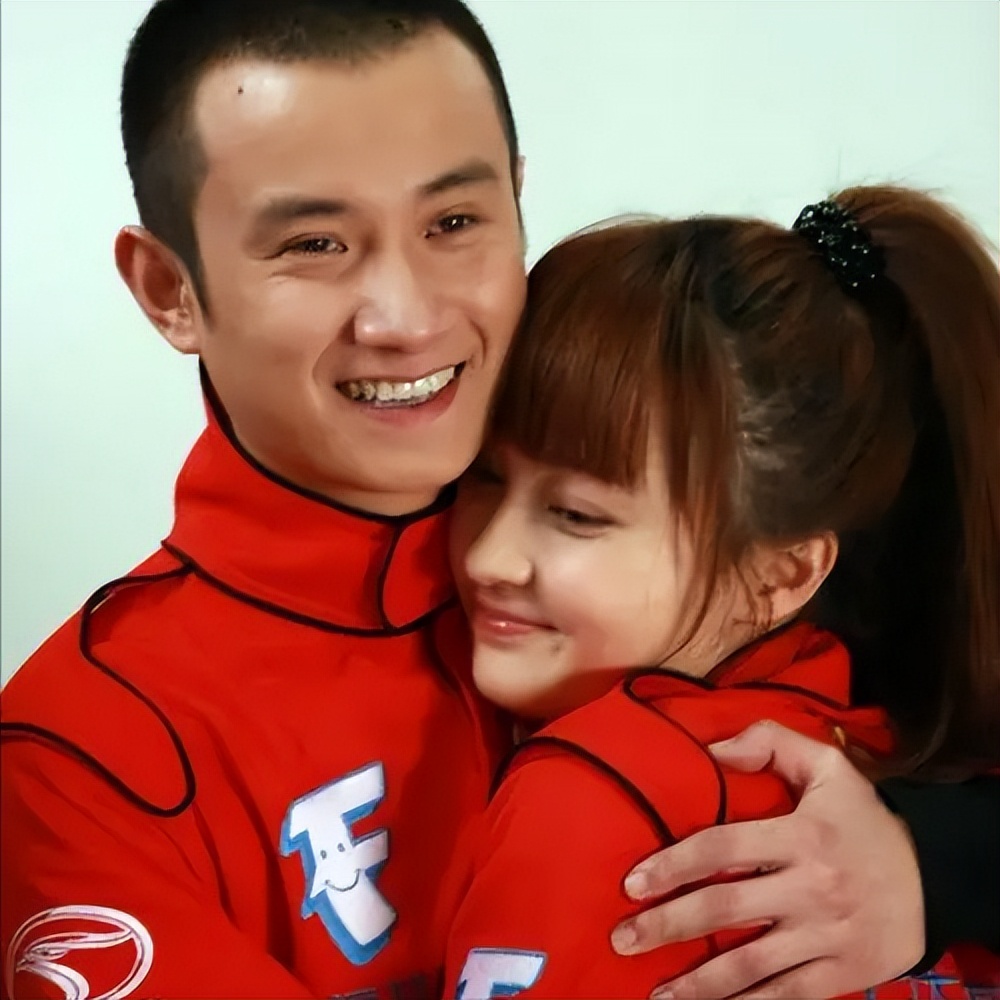 文章和女儿亮相机场最新,文章女儿爱马