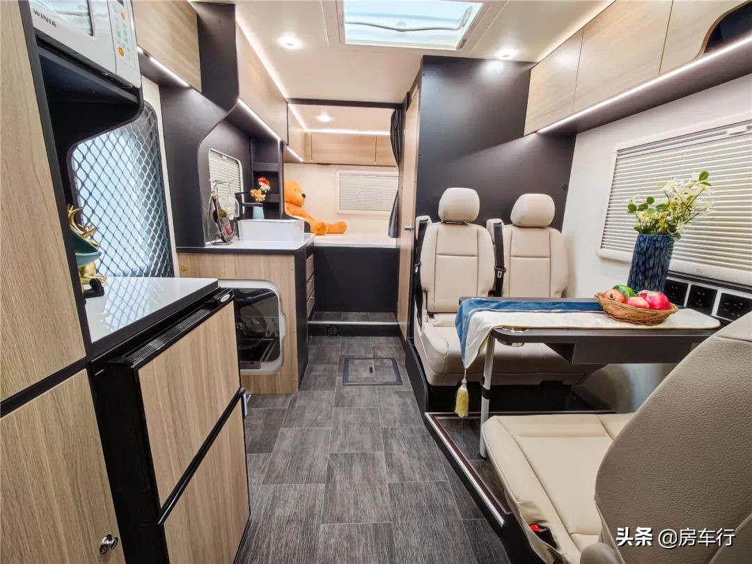 上汽跃进s1002.3t平头轻卡房车,2021年可可西里轻卡5.2t房车