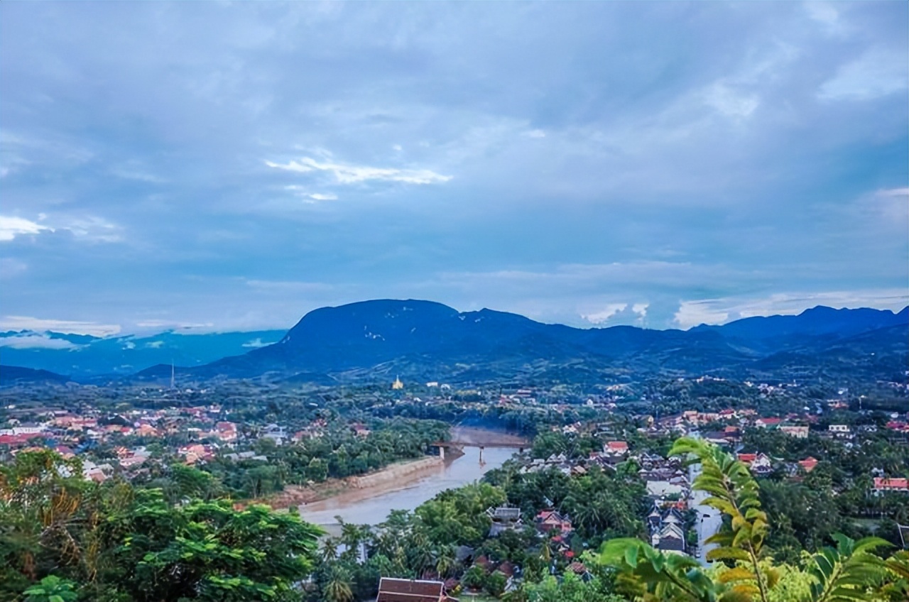 老挝找一个24小时私人导游多少钱,中国人去老挝做导游赚钱吗