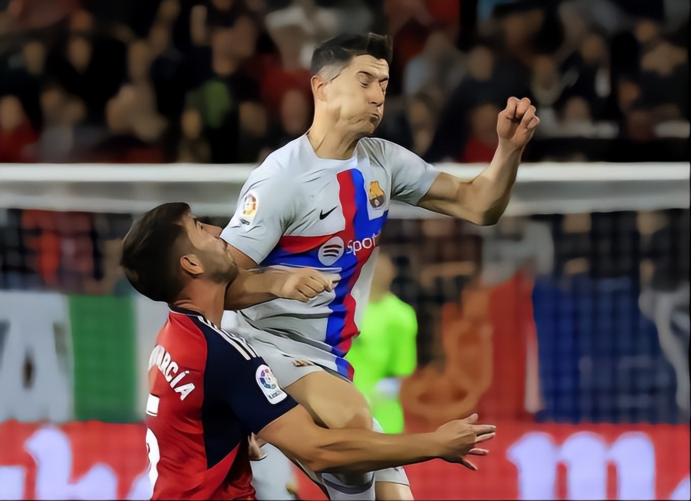 莱万单防梅西被判犯规,莱万单防梅西被吹犯规