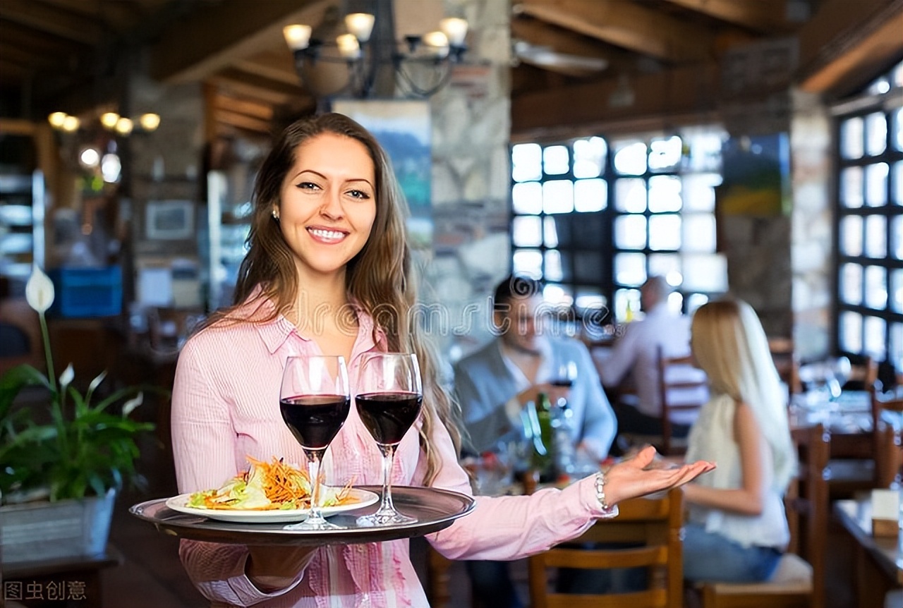 饭店服务员的工作累不累,饭店服务员工资只有两三千