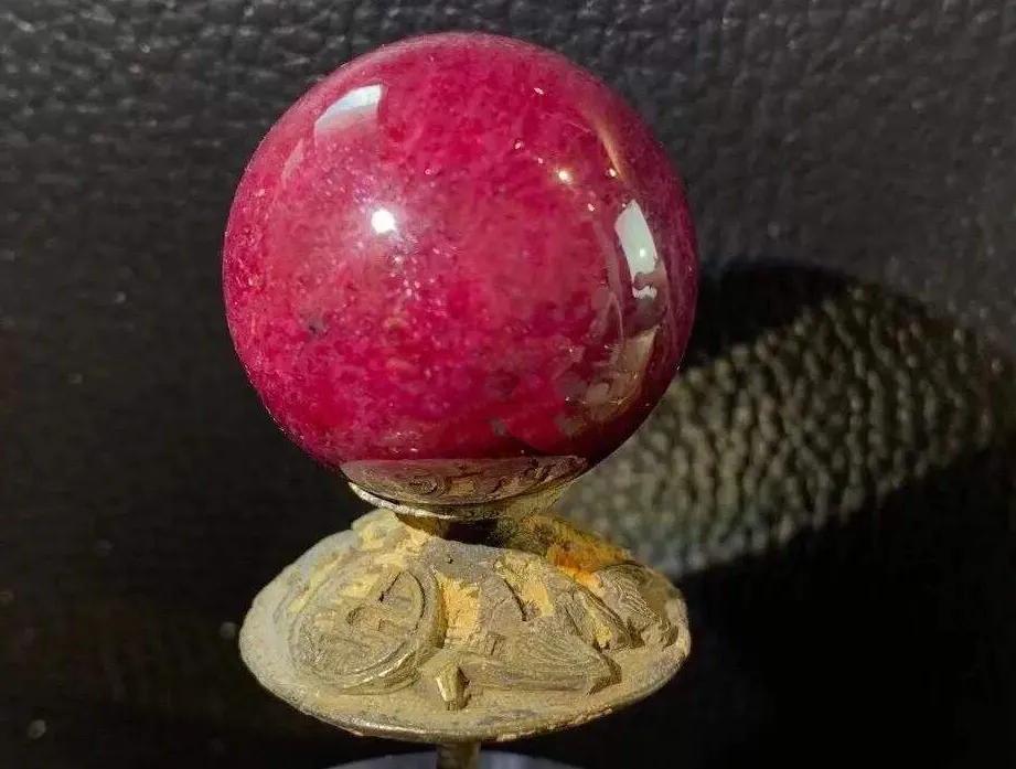 和珅官帽顶珠价值一亿三千多万,和珅怎么可以戴王爷的顶珠