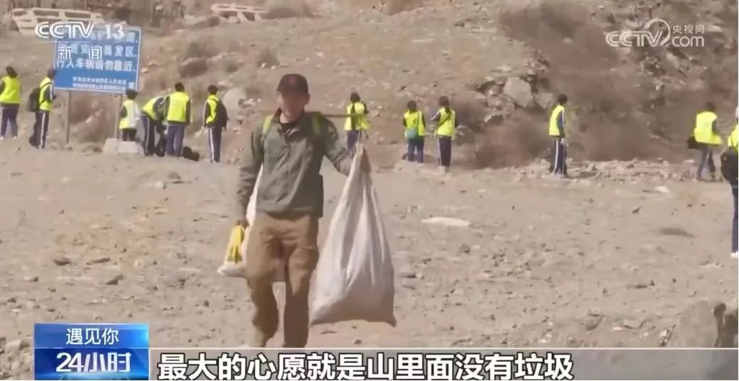 【法治热点早知道】网传一公职人员吃饭时让邻桌女子陪酒被拒后打人？官方通报：属实！