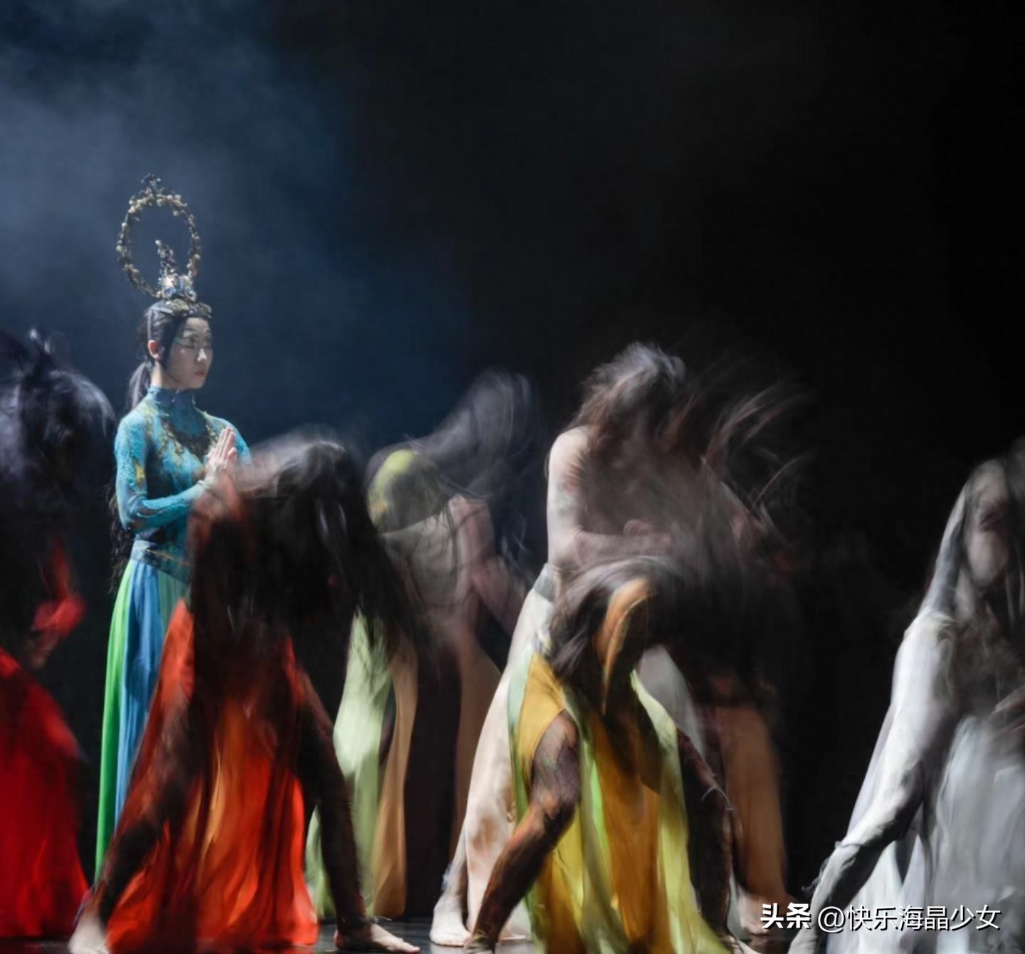 杨丽萍再次引发争议！新舞者舞者摸男舞者*处私**，场景曝光