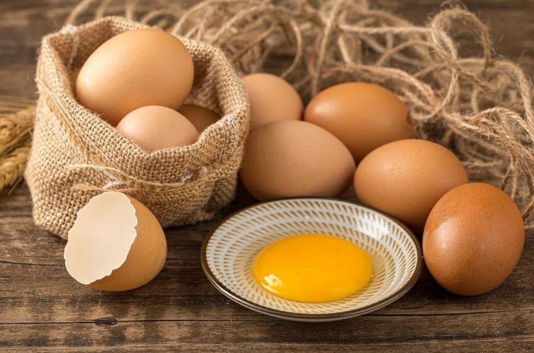 肝不好每天早上吃一个鸡蛋好不好,早晨吃一个水煮鸡蛋对肝脏