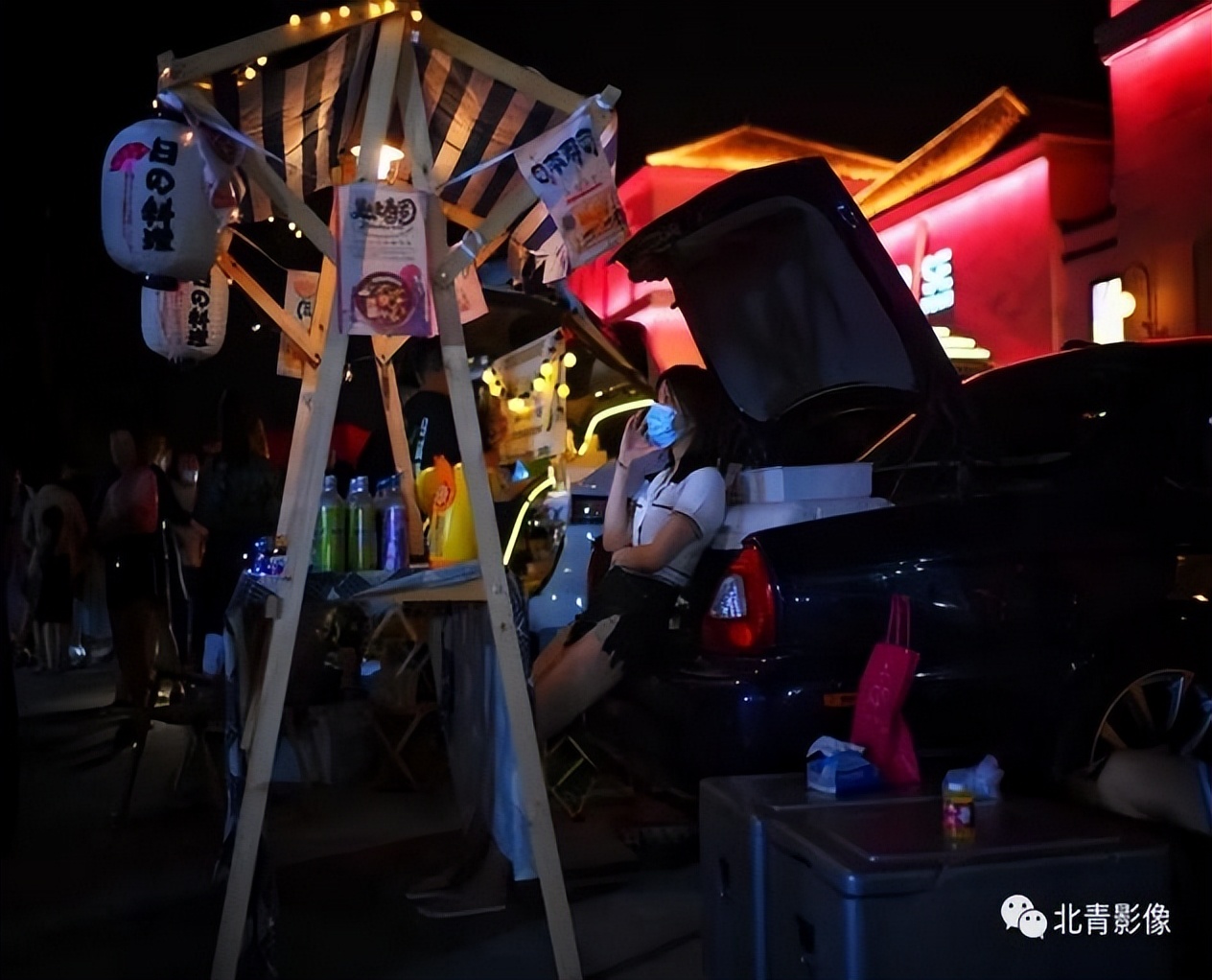 “后备箱经济”火了!90后宝妈摆摊卖泡面,一晚上卖出百碗