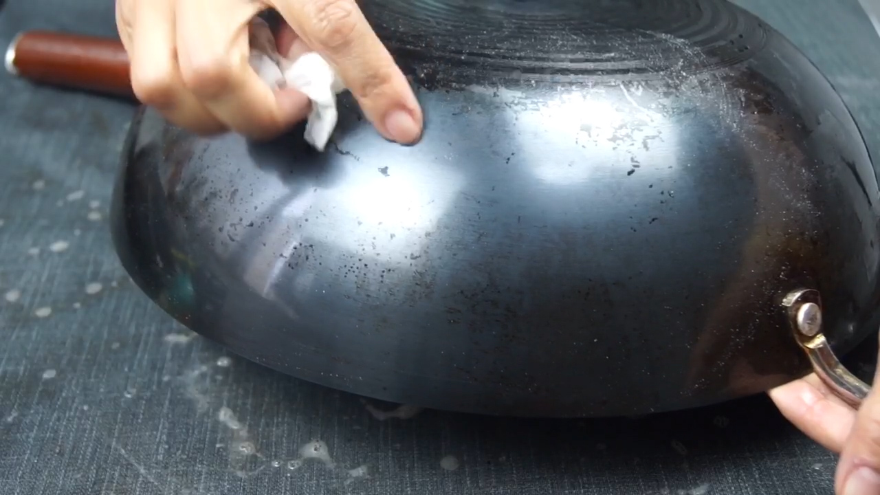 用什么能把炒菜锅底的污渍洗干净,如何清洗不锈钢炒菜锅底顽固污渍