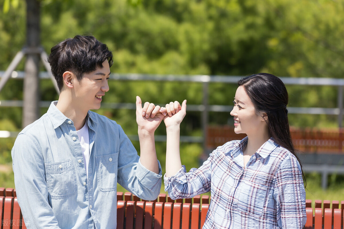 故事:追求男神五年,才知他把我当备胎,我果断放手投身竹马怀抱