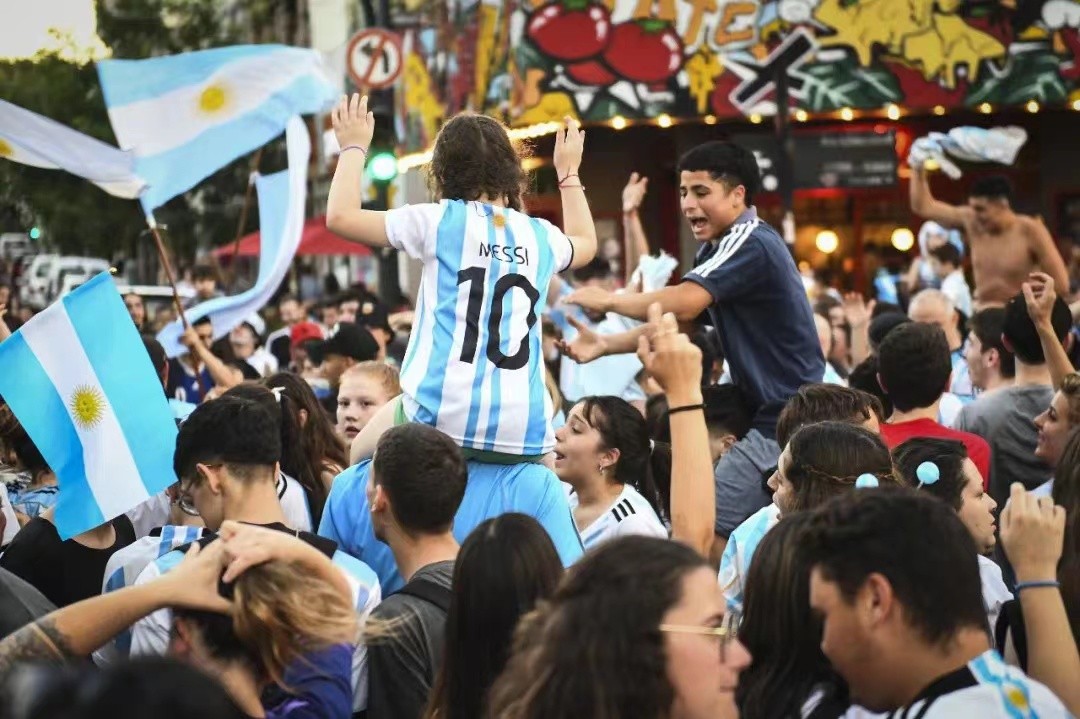 从130厘米的小矮子到世界冠军:梅西,真正的球王!