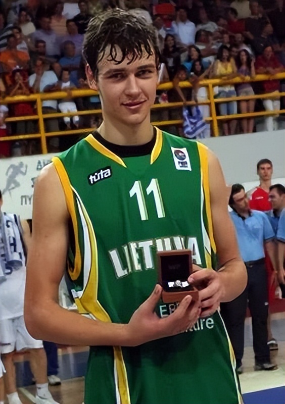 我与足球那些事,全能中锋莫泰尤纳斯