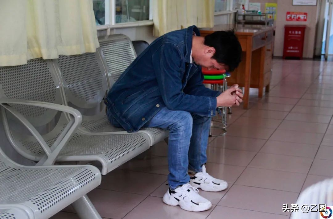 小伙为照顾多病父母，大学毕业回家务农，孩子患病后妻子弃他而去