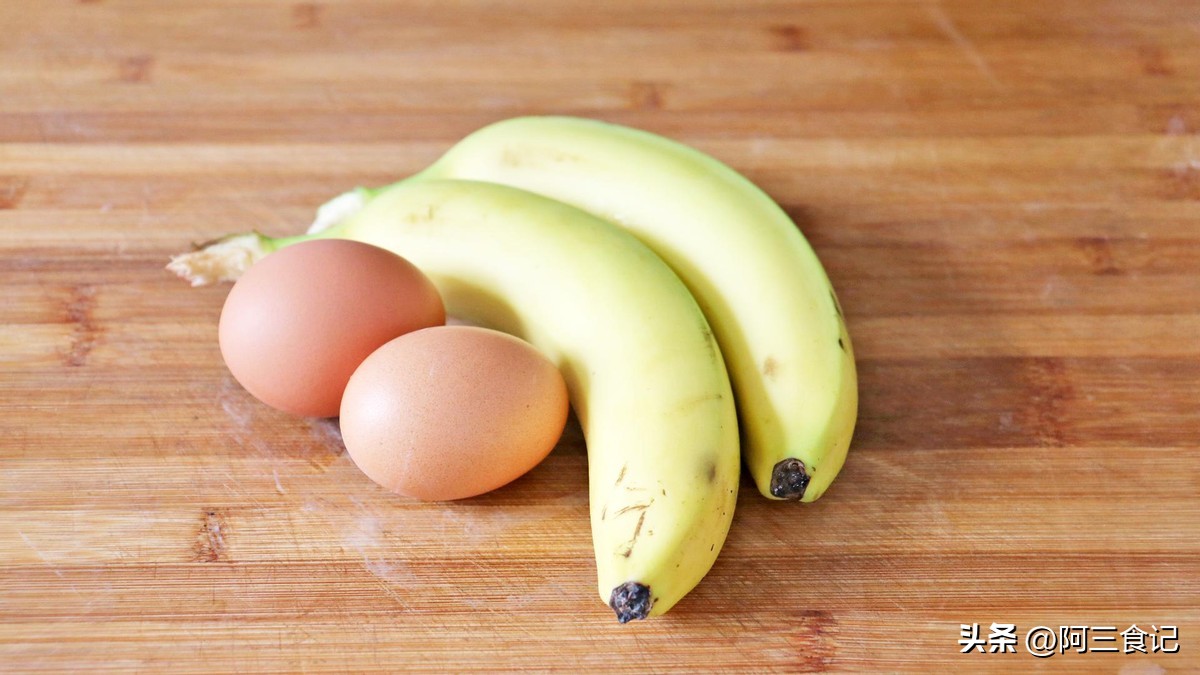 香蕉油条怎么做酥脆松软,用香蕉和芝麻糊做油条