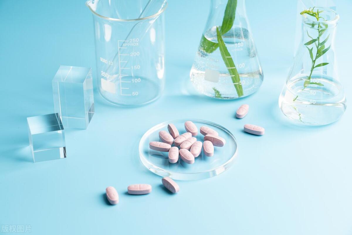 上个月，婆婆偷摸着问我要卫生巾，说来月经了，但她已绝经5年