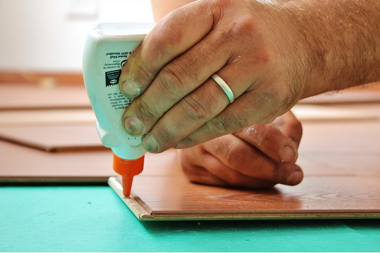 胶水如果粘在手上怎么弄下来,胶水如果粘到手上该怎么办