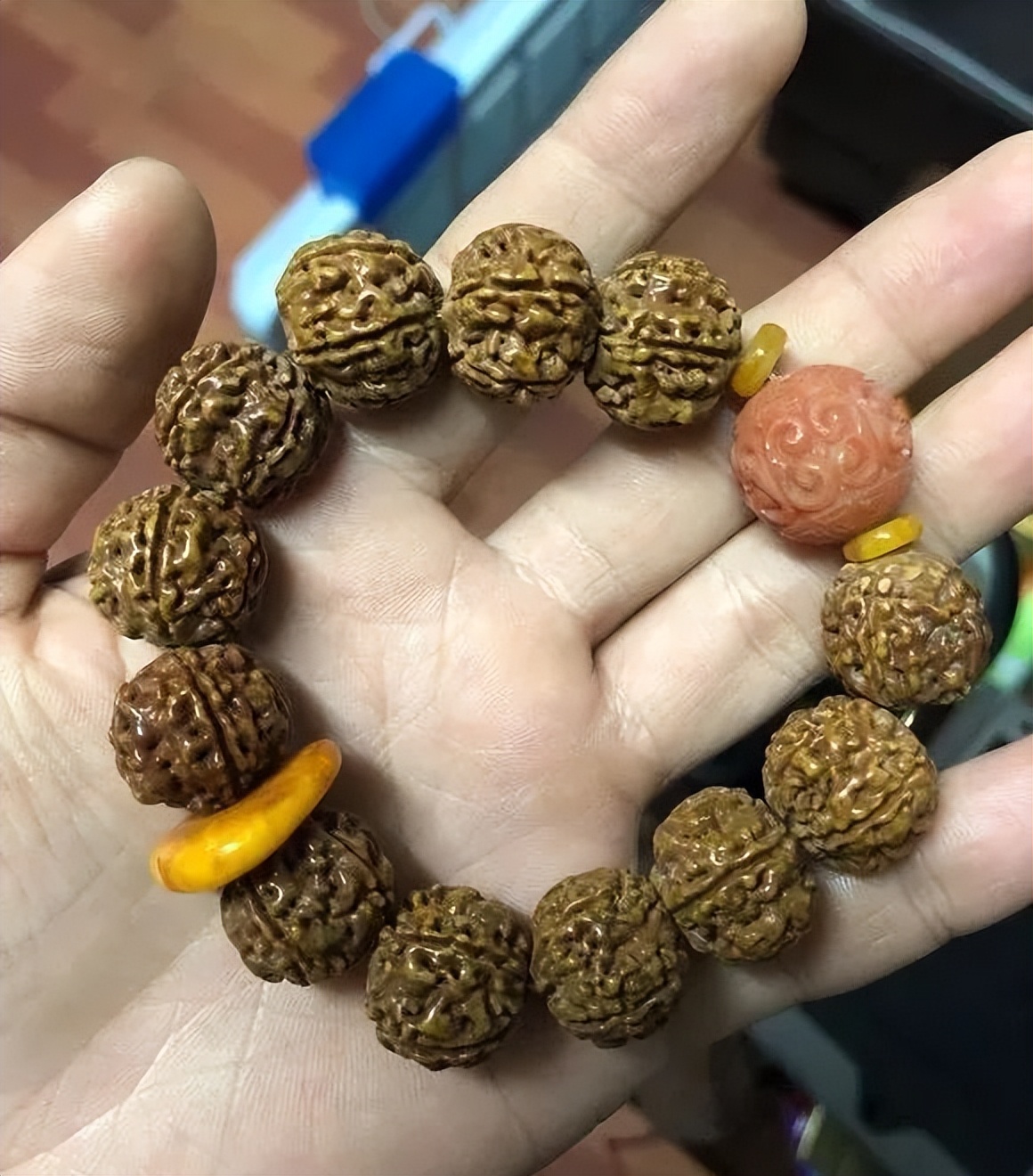 手串盘脏了，他用洗衣粉刷了一下