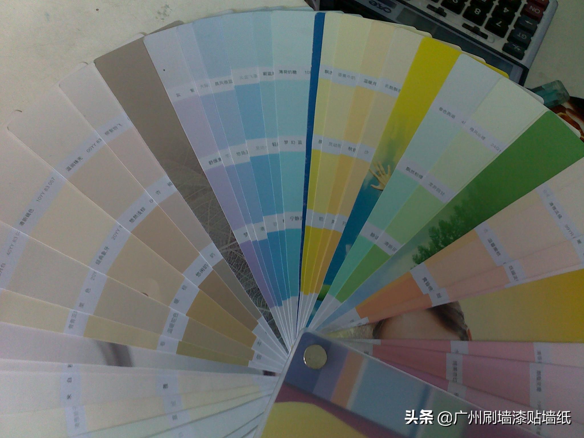 刷墙面漆要先磨墙吗,刷墙面漆要不要底漆