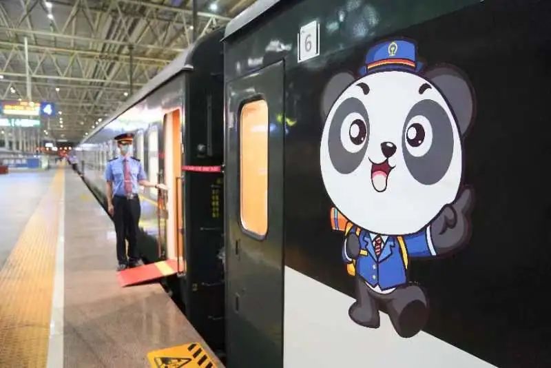 全国首趟熊猫主题旅游列车发车,贵州熊猫旅游专列价格表
