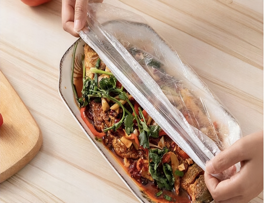 保鲜膜贴在皮肤上有什么危害,保鲜膜有毒吗对身体有害吗