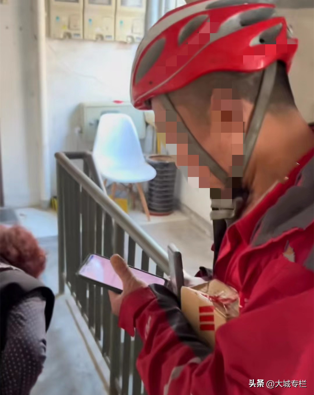 上海一快递员不给快递，把老大哥气成老大嫂，连说话都结巴起来了