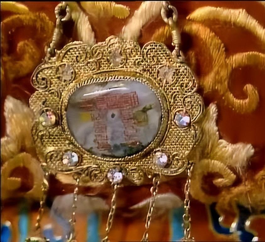 宝玉的那块玉最后去哪了 (第三十七回贾芸给宝玉带来了什么)