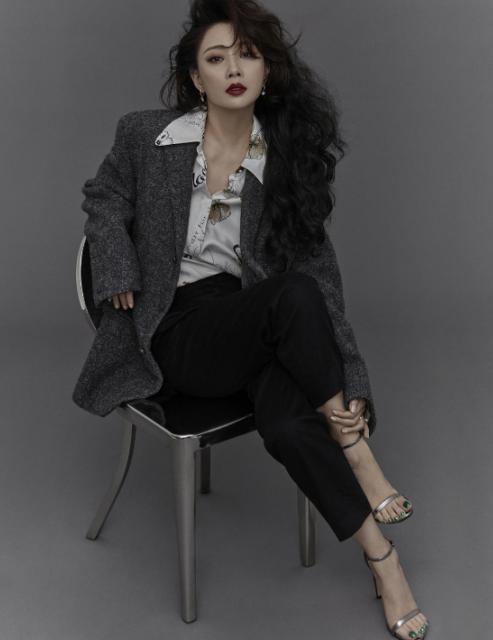 殷桃穿吊带裙拍写真,42岁的殷桃晒出身材照