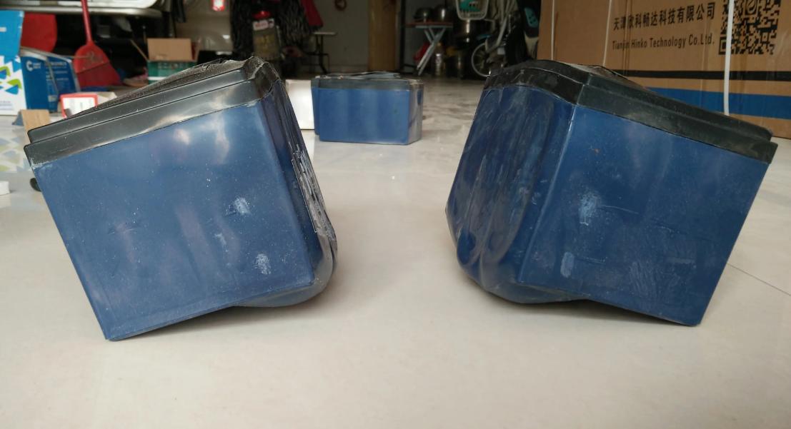 电瓶加了修复液充电鼓包怎么回事,电车电池胀了鼓包了还能充电吗