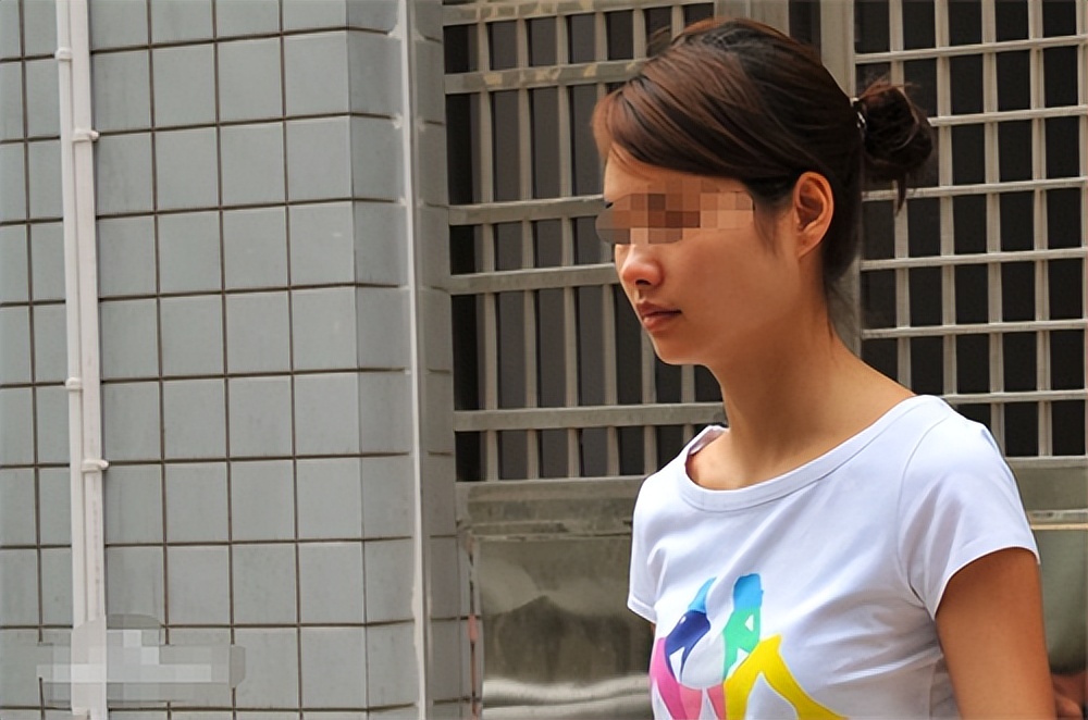 22岁娱乐城洗衣工不堪骚扰，4刀捅死招商办主任被判无罪，众人拍手称快