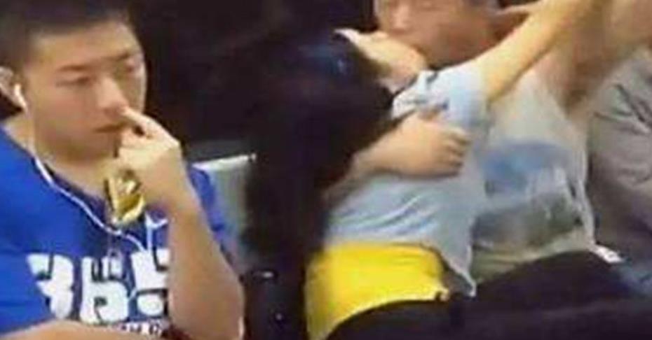 地铁上一对情侣激情相吻还摸胸,女子陶醉闭眼,网友直呼:差张床