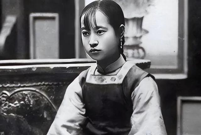 晚清19岁姑娘梅阿芳被卖到美国，当奇珍异兽展览，50美分随意观看