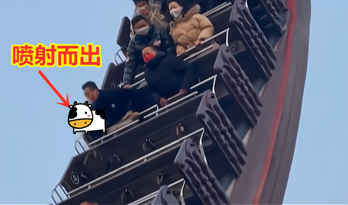 太危险男子玩海盗船淡定站在船头,男子海盗船晕船