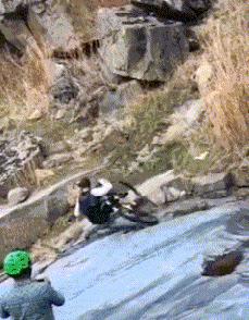 女孩子看起来外表美丽，其实裤袜已经掉到大腿根了！哈哈哈