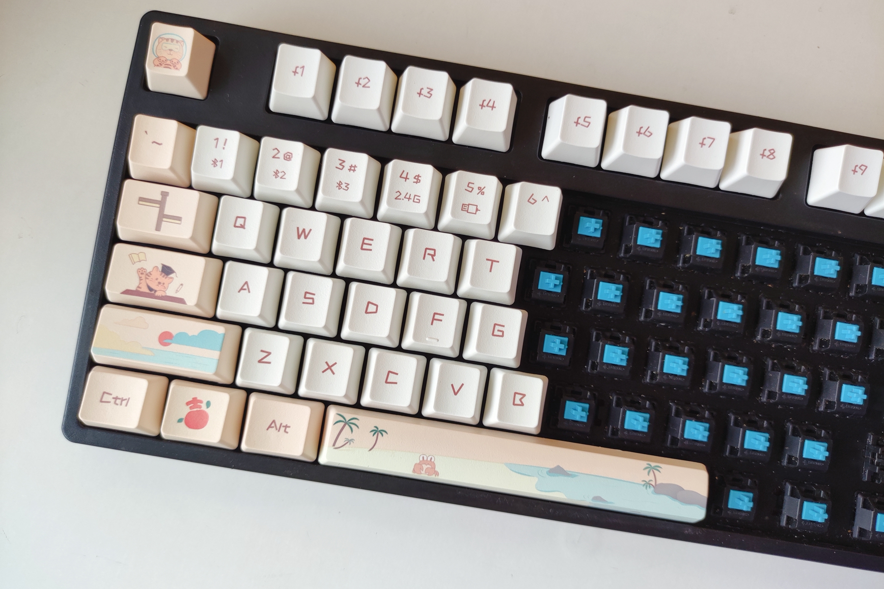 可爱喵喵假期键帽，无限炫彩耳机支架/鼠标垫，雷柏让桌面更完美