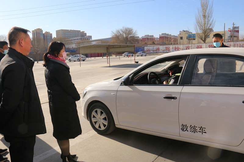 【平安春运交警同行】民勤公安交警走进运通驾校开展春运交通安全及“一盔一带”冬季交通安全宣传活动