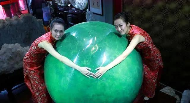 男子挖到巨型夜明珠26亿不肯卖,陕西大叔挖到6吨夜明珠