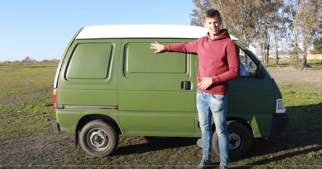 房车里的蜗居生活,国外夫妻房车生活