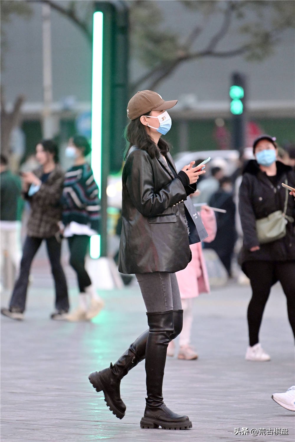 过膝靴牛仔裤的搭配技巧,牛仔裤加过膝靴是不是很挑身材