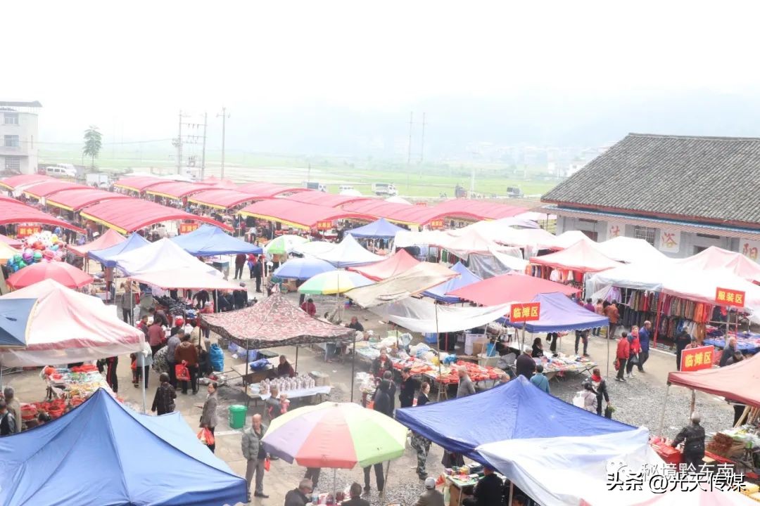 天柱县蓝田镇:疏导马路市场树立文明新风