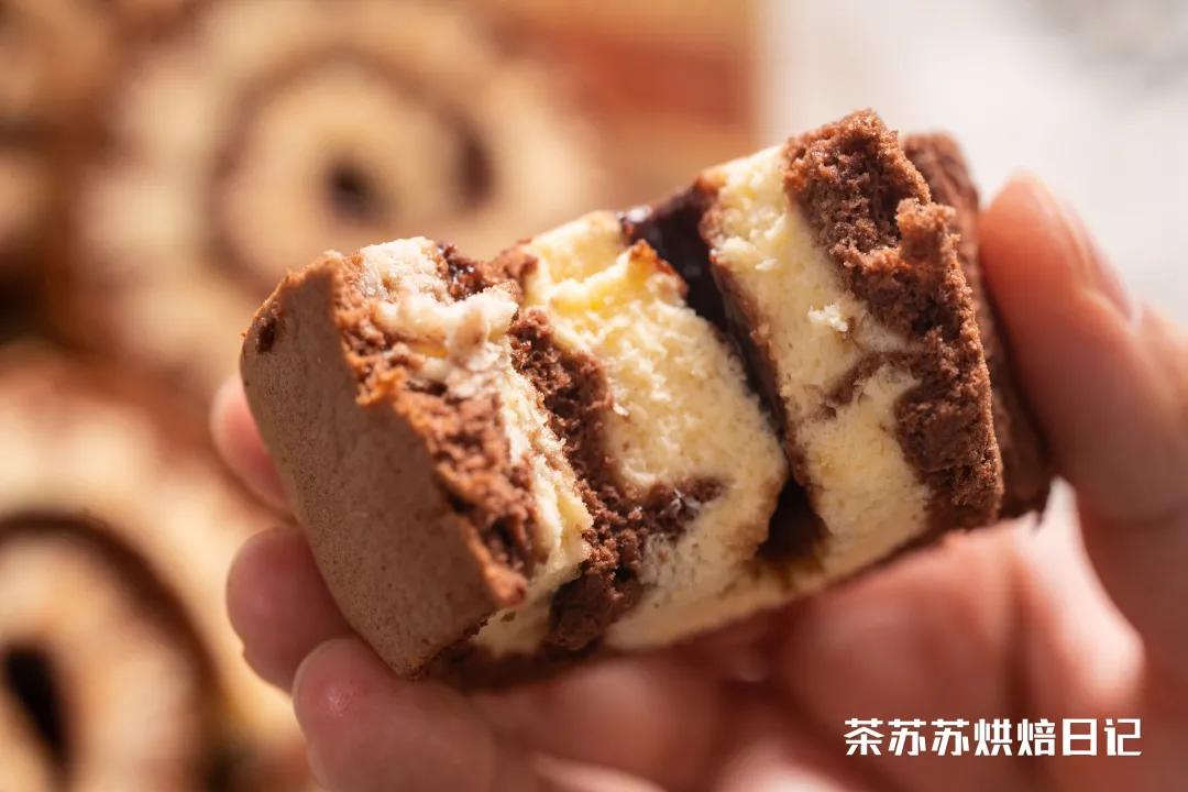 吃蛋糕卷别去外面买！自己做的料更足，香到舔手指