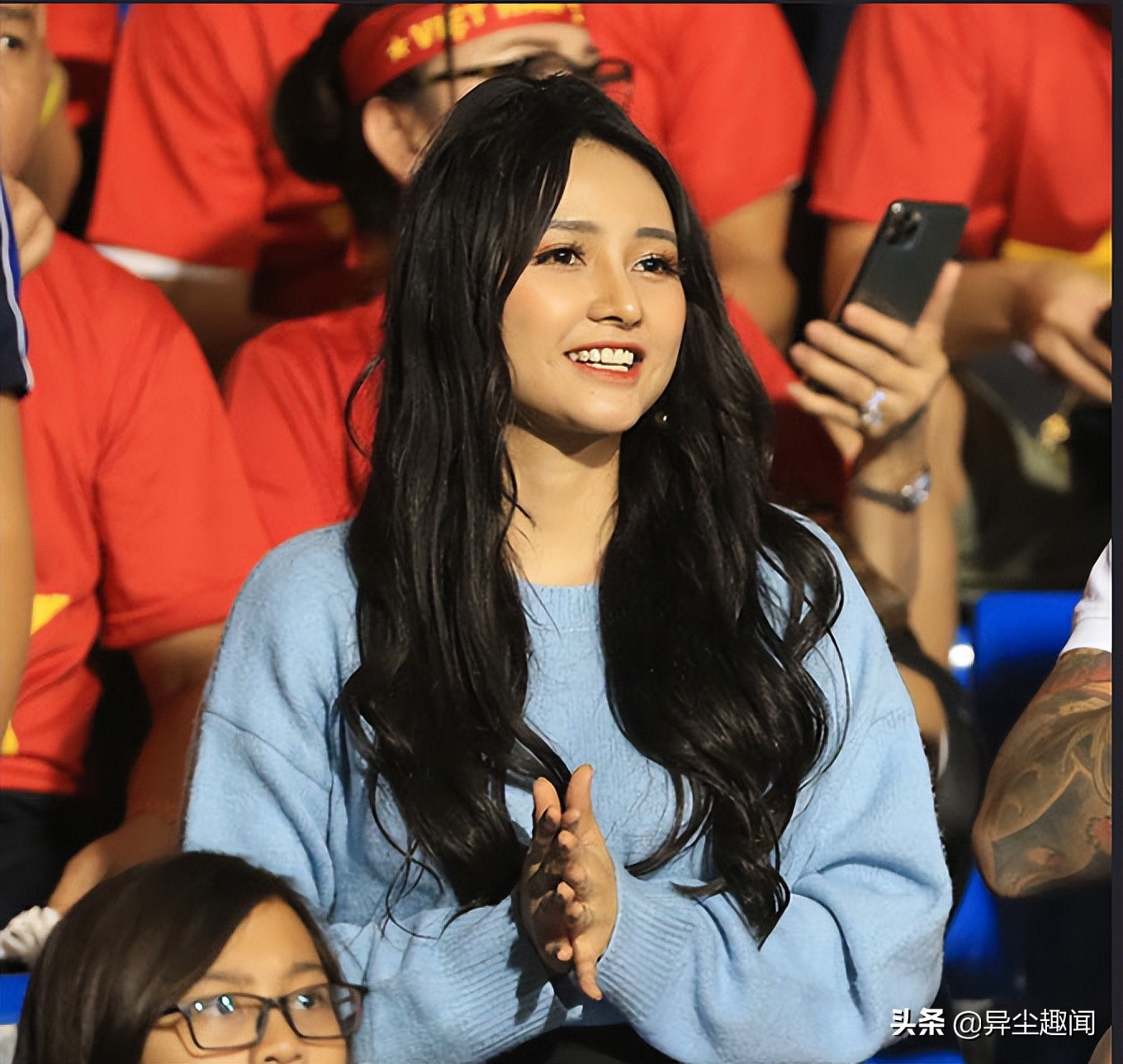 美到忘记看比赛!球场边越南的笑颜美女甜美爆红