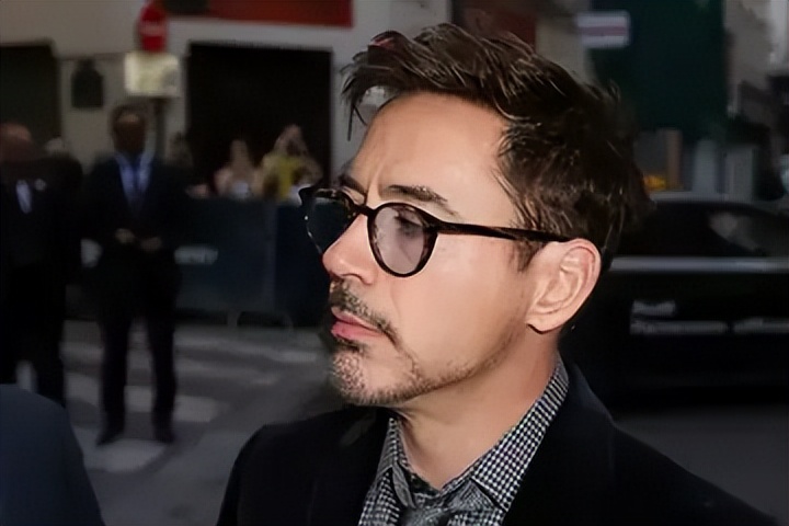 网络影评中，人们的的消费化语境，以及内巧之间的异同点