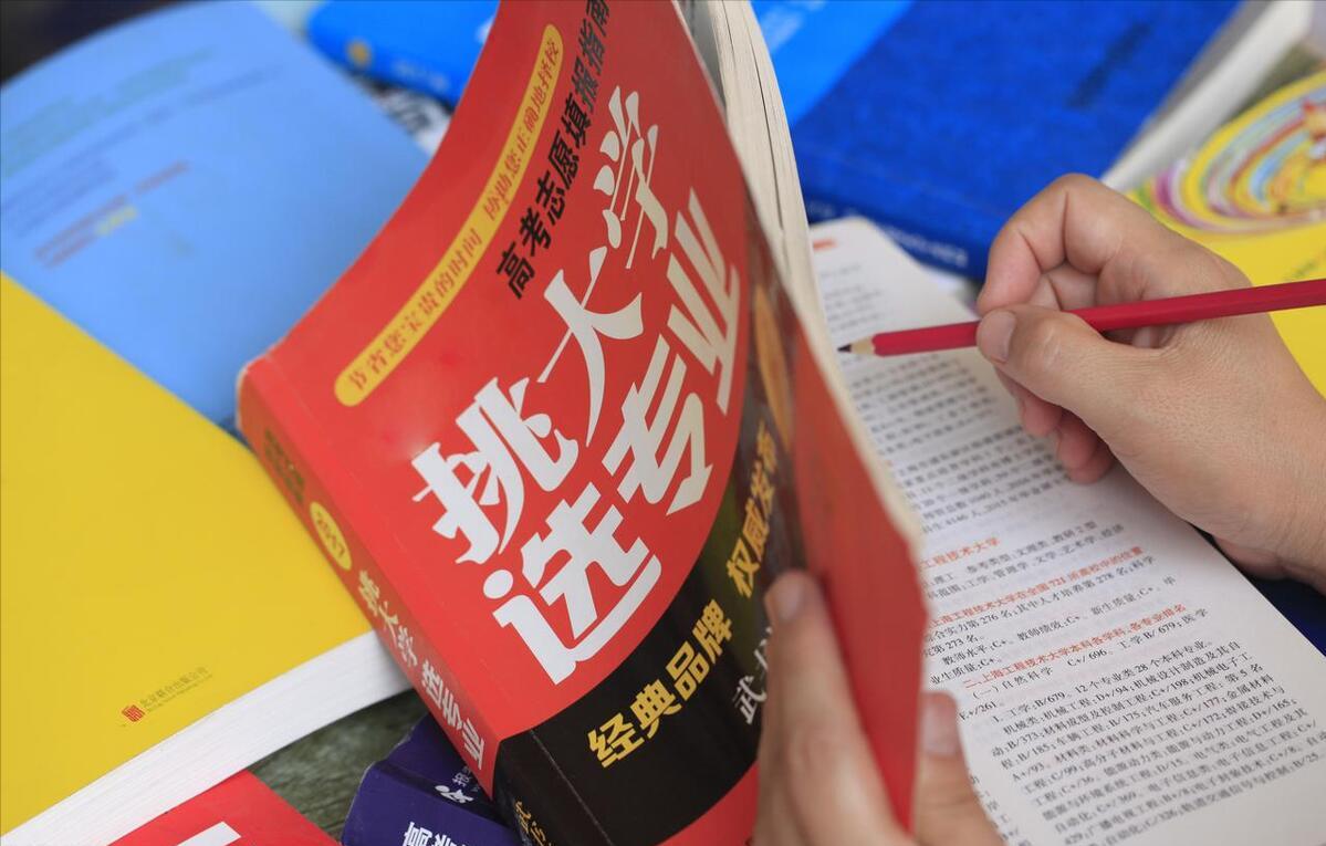 张雪峰怎么看待大学生就业呢,张雪峰学得那么好为什么要换专业