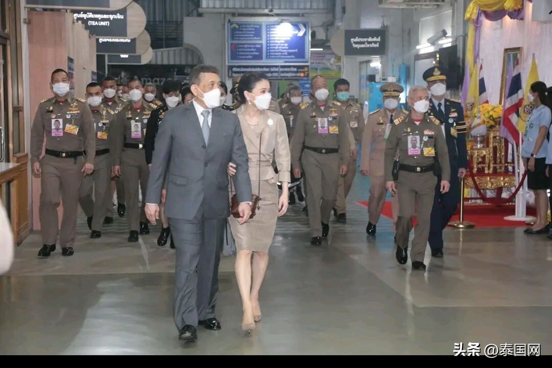 泰国国王王后慰问枪击案家属视频,泰国国王枪杀事件