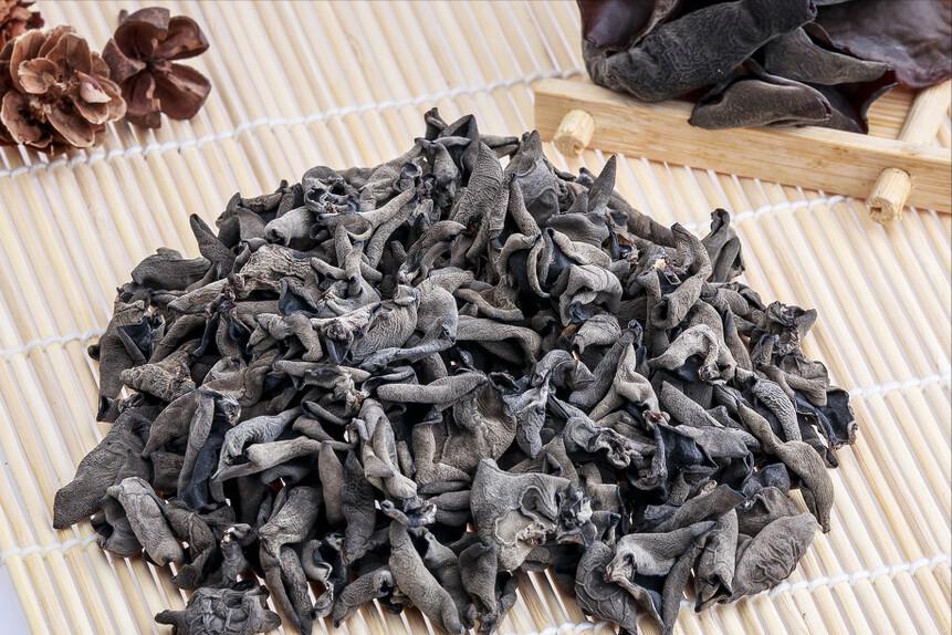 木耳用清水泡六个小时能吃吗,干木耳要泡多久泡白了可以吃吗