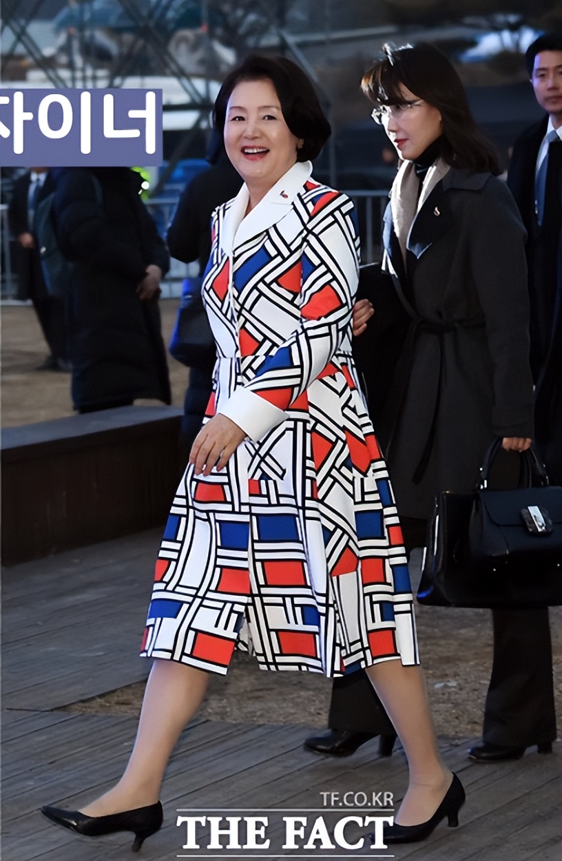 文在寅夫人奢侈品,韩国文在寅夫人42套大衣图片